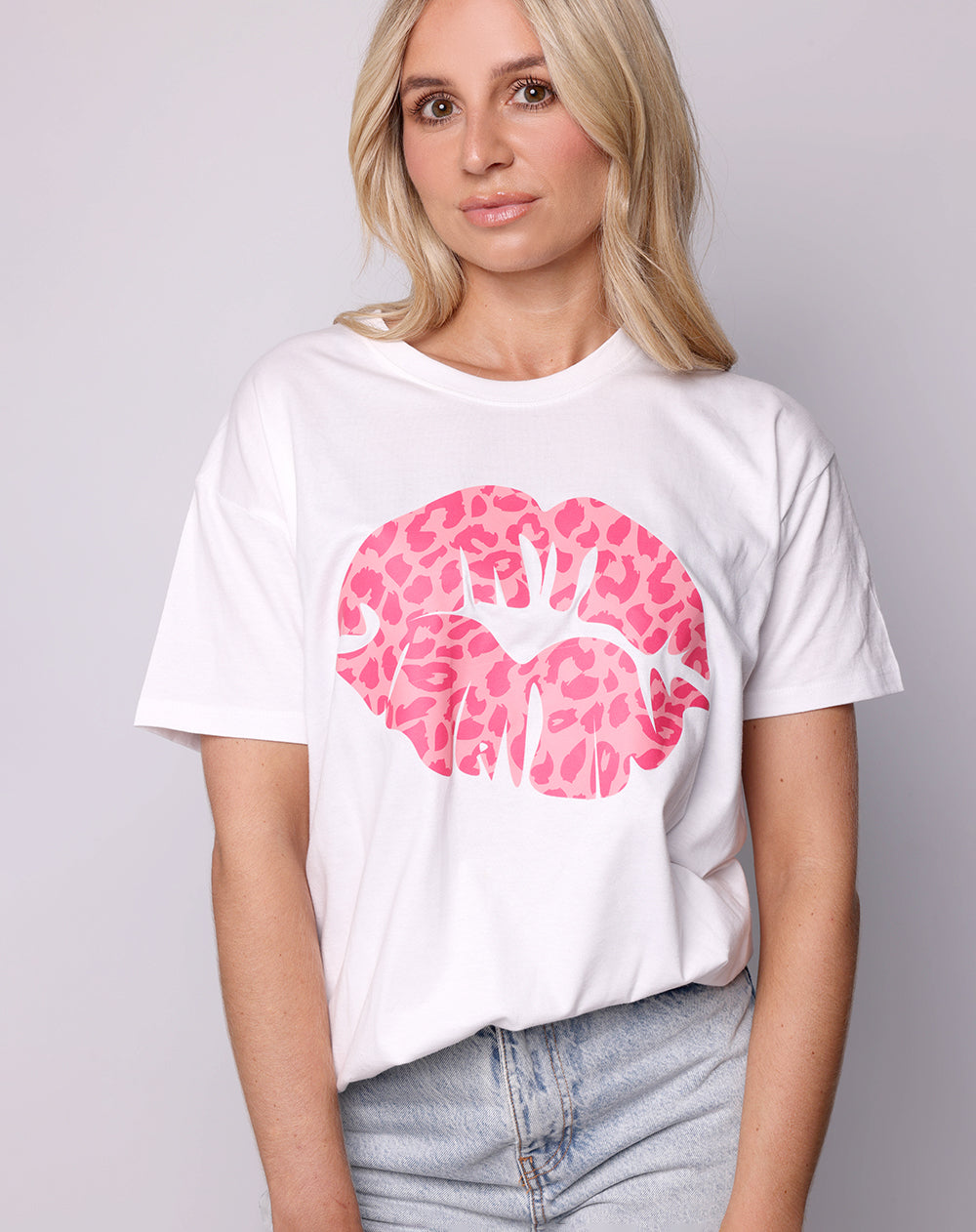 White Oversize T-shirt With Pink  Leopard Lip Print