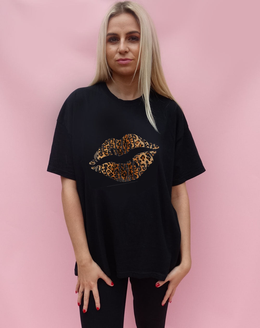 Leopard Print Diagonal Graphic Lip T-shirt in Black