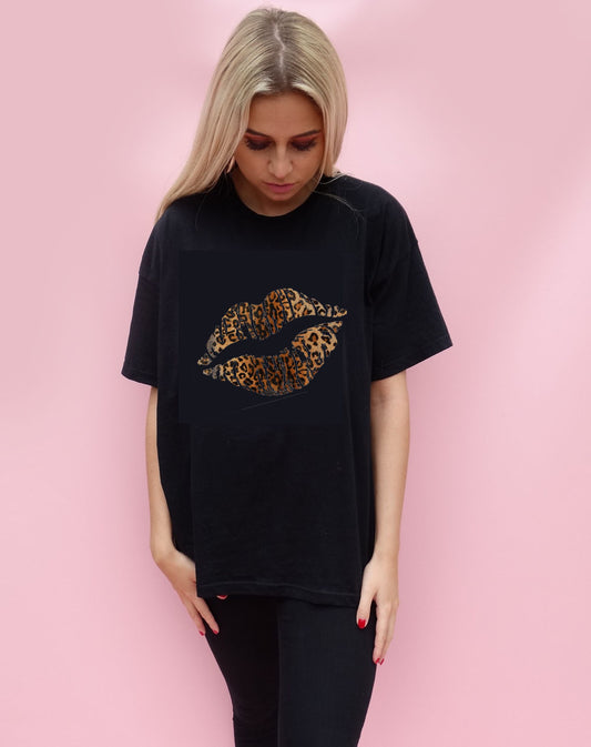 Leopard Print Diagonal Graphic Lip T-shirt in Black