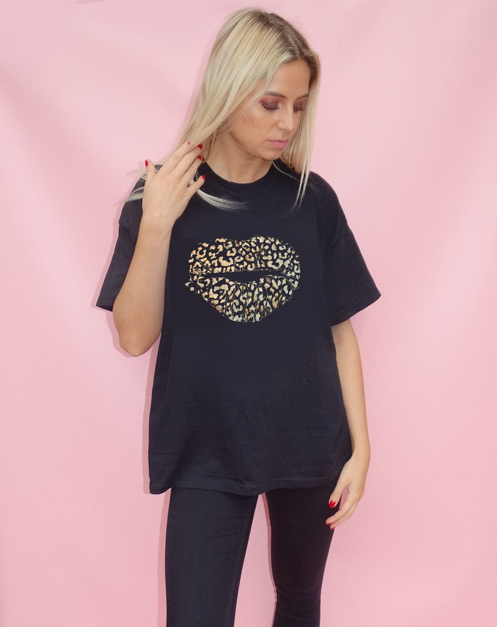 Gold Leopard Outline Kiss Print Tshirt In Black