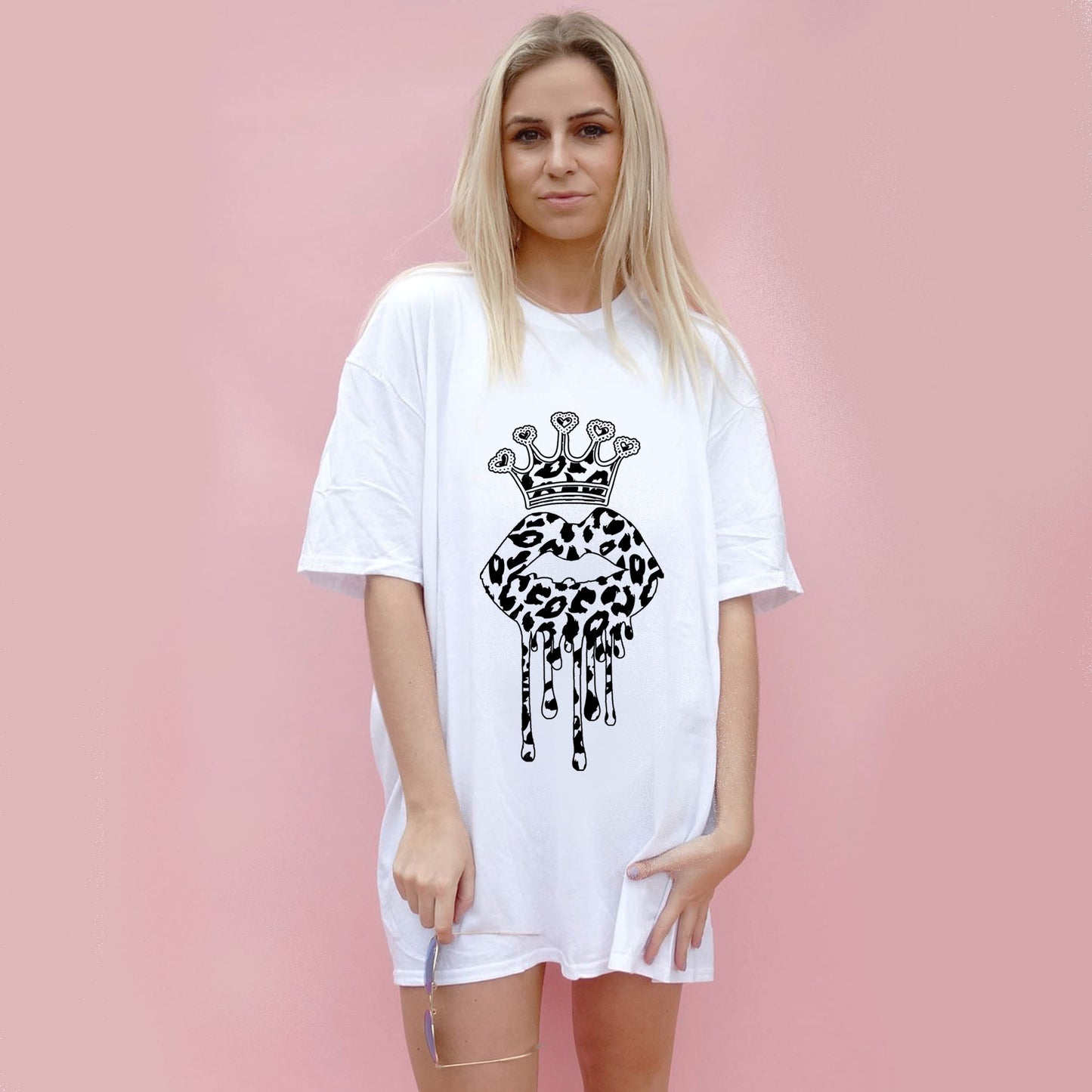 Leopard Print Outline Royal Lip Drip Print Tshirt In White